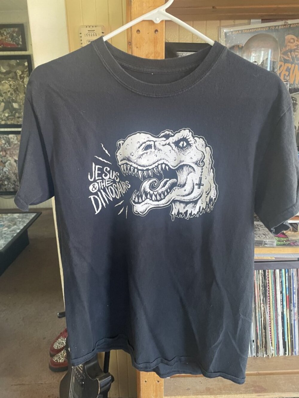 JESUS AND THE DINOSAURS BLACK MEDIUM MAN TSHIRT